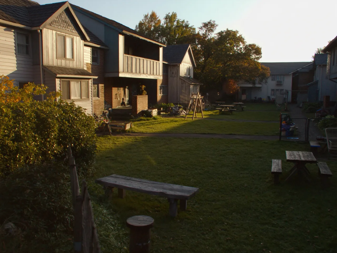 Cour intérieure partagée avec bancs, jardins et espace de jeu