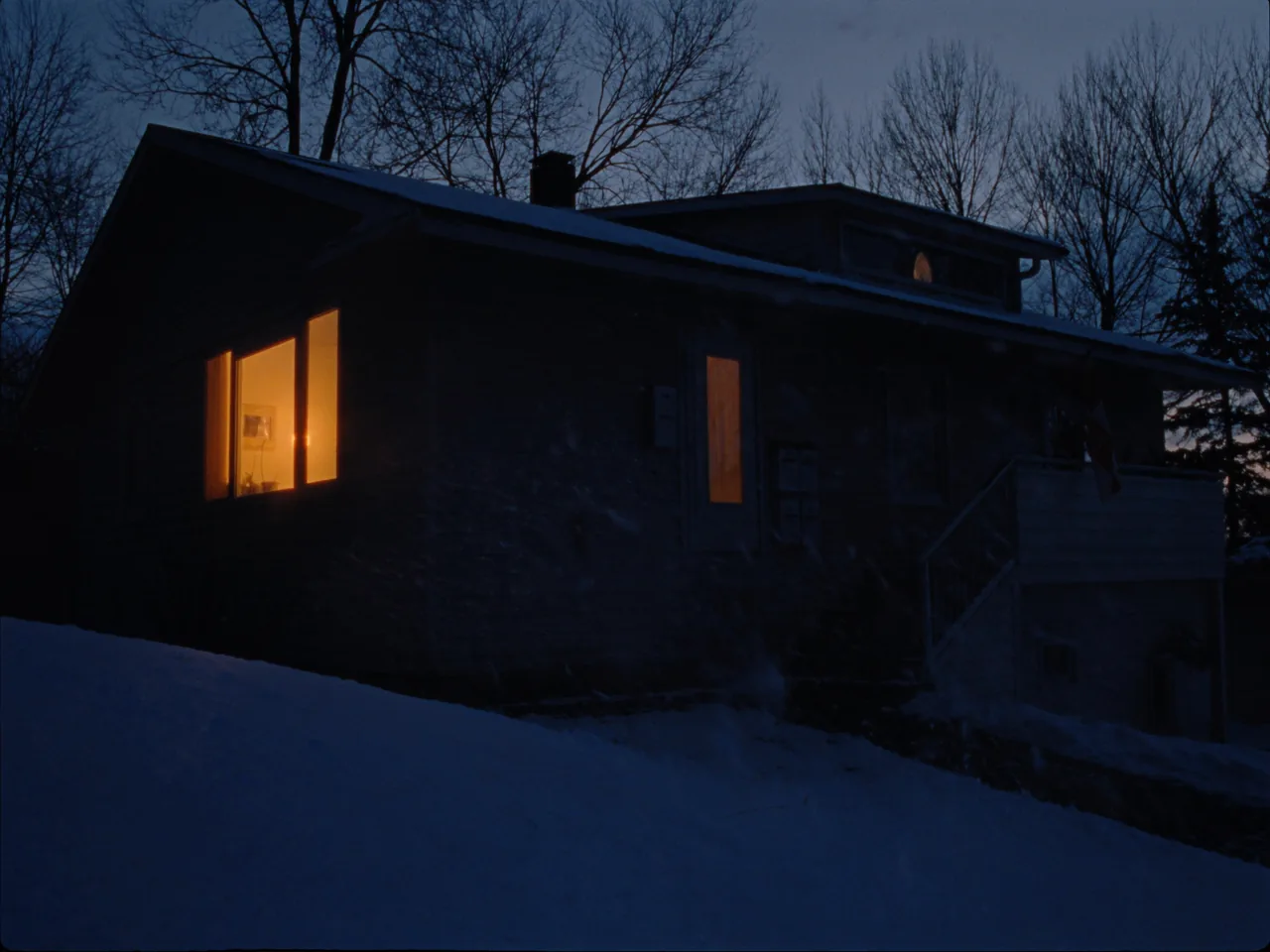 Façade de la coopérative en hiver, fenêtres allumées
